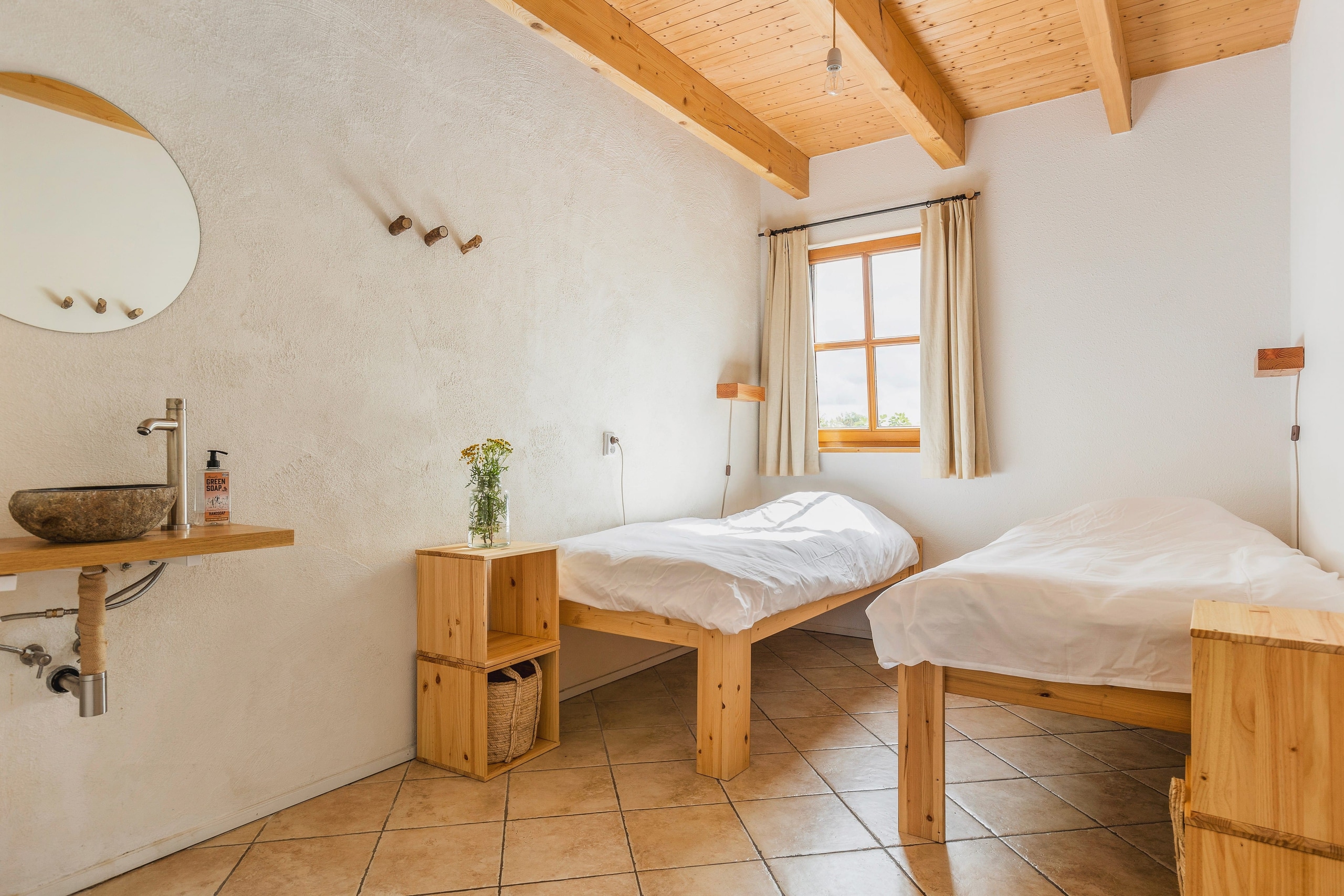 Bedrooms & Bathrooms (12)