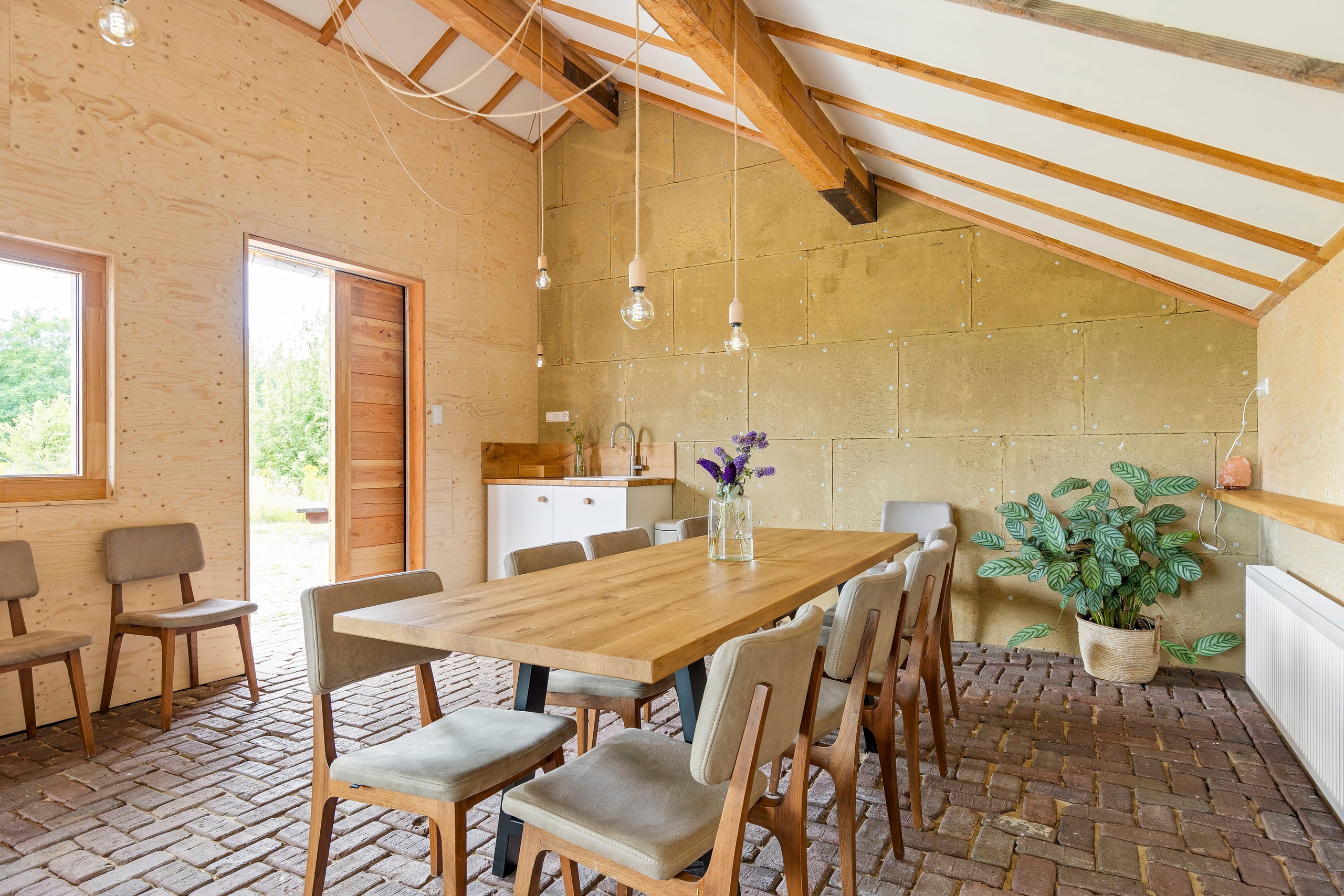 Kitchen & Lounge Area (10)