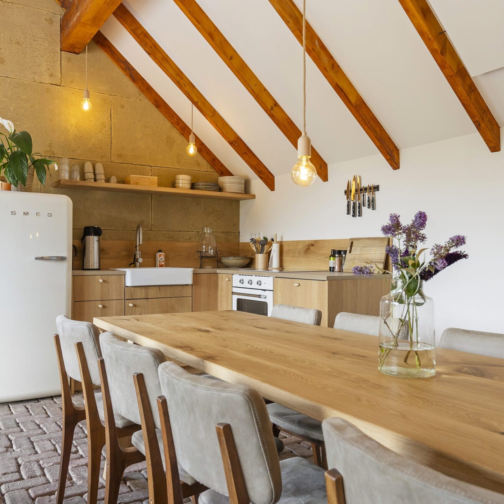 Kitchen & Lounge Area (01)