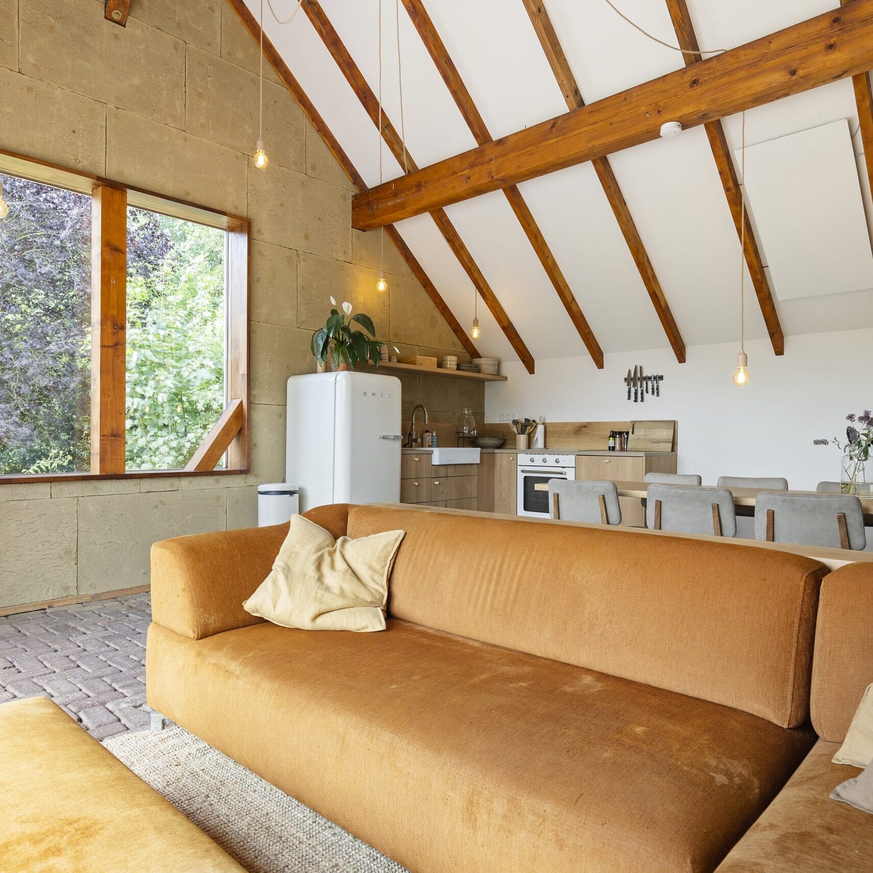 Kitchen & Lounge Area (02)